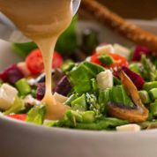 Salatsauce über den Salat geben Salatsauce über den Salat geben